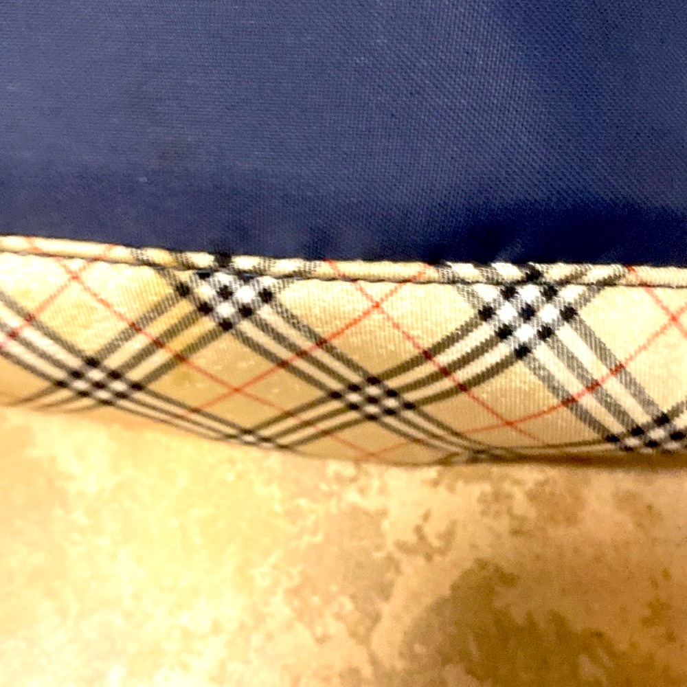BURBERRY NAVY POUCH! Beautiful lining classy Burberry in excellent condition!